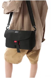 Bolso bandolera techwear negro mostrado en una vista trasera sobre un modelo