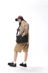 Bolso bandolera táctico negro para hombre con gran capacidad y bolsillos funcionales