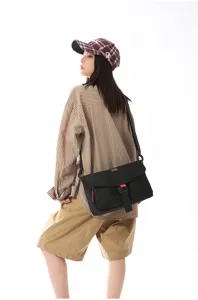 Bolso bandolera techwear negro de gran capacidad usado por modelo estilo outdoor