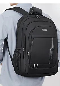 Detailansicht der Rückseite eines schwarzen Laptop-Rucksacks mit atmungsaktiven Trägern