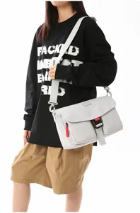Bolso bandolera gris de gran capacidad con correa ajustable y bolsillos funcionales.