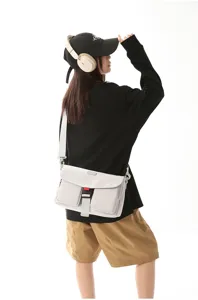 Bolso mensajero funcional en blanco roto estilo techwear con correa ajustable