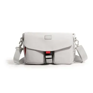 Bolso bandolera funcional techwear para hombre, bolso mensajero impermeable gris claro.