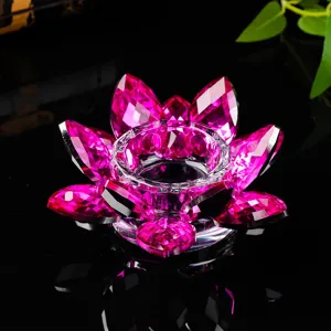 Detailansicht eines pinkfarbenen Kristall-Lotus-Kerzenhalters für edle Heimdekoration.