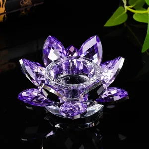 Detaillierte Makroansicht eines eleganten violetten Kristall-Lotos-Kerzenhalters