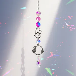 Detailansicht eines Kristall-Sonnenfängers mit Kirschblütenring und Prismenperlen