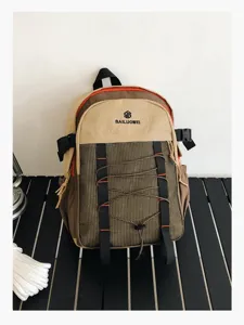 Primer plano de una mochila de senderismo al aire libre multicolor y multifuncional