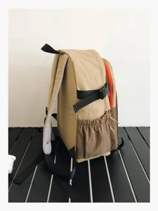 Vista lateral de mochila de senderismo multifuncional con un diseño único de bloques de color