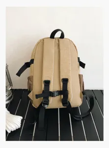 Detalle de la vista trasera de una mochila de viaje con correas acolchadas ajustables