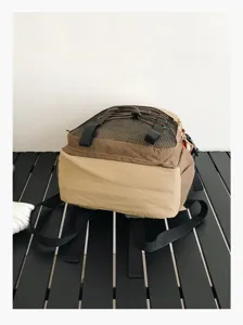 Mochila de senderismo ligera en bloques de color con compartimento de malla y correas negras