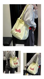 Bolso tote informal ligero y grande con bordado rojo Beach para viajes al detalle
