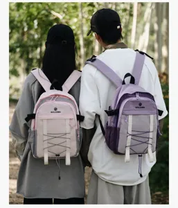 Dos modelos con mochilas de senderismo en un moderno diseño color-block rosa y morado