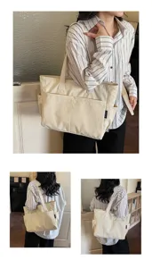 Minimalistische große Canvas-Tragetasche von Model in Lifestyle-Umgebung getragen