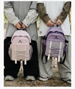 Vista detallada de mochilas en rosa y púrpura para senderismo y viajes al aire libre