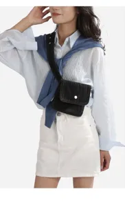 Détail de sac banane en denim, sac ceinture style neutre décontracté pour femmes.