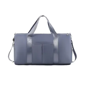 Vorderansicht einer staubblauen Reisetasche mit großem Fassungsvermögen für Fitness