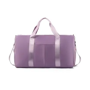 Vorderansicht einer lila Fitness-Reisetasche mit großem Fassungsvermögen und Griffen.