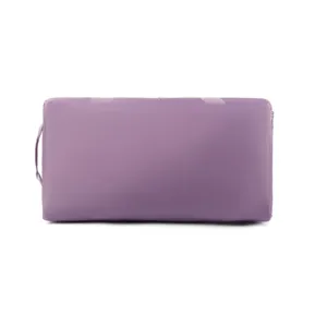 Nahaufnahme der lila Fitness-Reisetasche zur Darstellung von Stoff und Verarbeitungsqualität