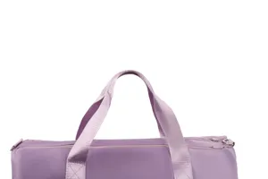 Nahaufnahme der Tragegriffe und des Doppelreißverschlusses der lila Reisetasche für Sport