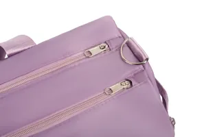 Detailansicht der silbernen Metallreißverschlüsse und des lila Nylongewebes der Tasche