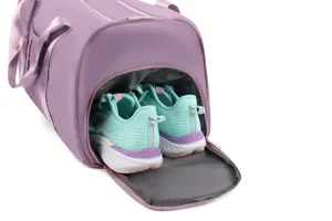 Detail der lila Sporttasche mit separatem Schuhfach für Sneaker und Sportschuhe