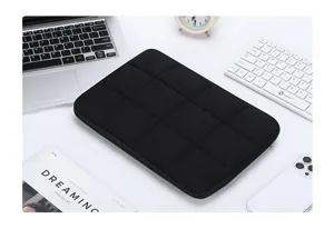 Dettaglio ravvicinato di una custodia per laptop imbottita nera su una scrivania da ufficio
