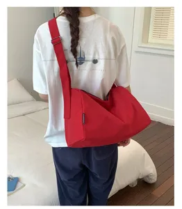 Große rote wasserdichte Nylon-Schultertasche für Damen, perfekt für den täglichen Weg