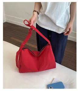 Große rote Nylon-Umhängetasche aus wasserdichtem Stoff und minimalistischem Design