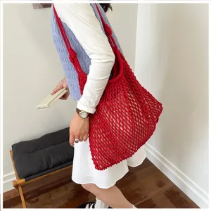 Sac fourre-tout en maille tressée rouge pour femme, idéal pour les vacances à la plage