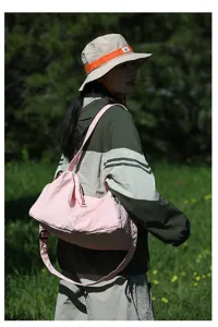 Grand sac à bandoulière en tissu Oxford rose dans un environnement extérieur naturel