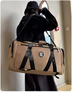 Vue détaillée d'un grand sac de sport beige avec sangles noires pour le voyage