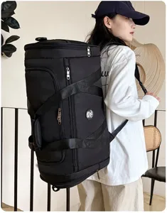 Gros plan d'un grand sac de sport noir porté en sac à dos par un mannequin sur l'image