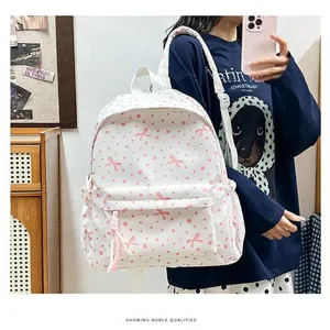 Primer plano de una linda mochila coreana blanca con lazo rosa y motivos florales