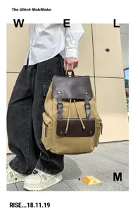 Vista detallada de una gran mochila vintage de lona con cordón para viajes y uso diario