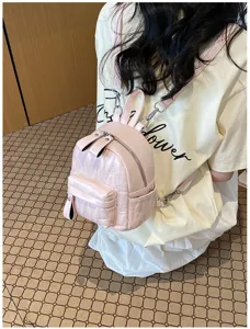 Achteraanzicht van een roze mini-rugzak voor dames in een modieus Koreaans ontwerp