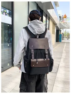 Vista posterior detallada de una mochila de lona vintage con detalles de cuero marrón