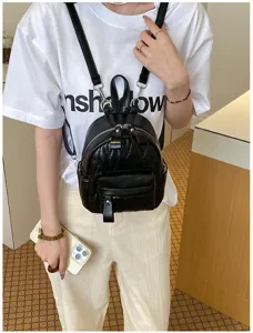 Detailweergave van een zwarte gewatteerde mini-rugzak gedragen in Koreaanse casual stijl.