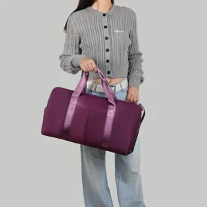 Detaillierte Aufnahme einer violetten Fitness-Tasche, die von einem Model getragen wird.