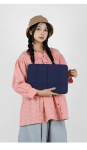 Modella asiatica con custodia imbottita blu navy per laptop e protezione tablet portatile