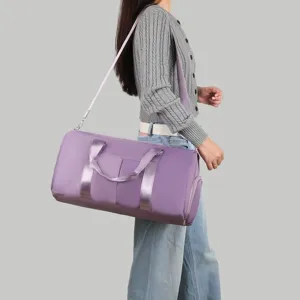 Frau trägt eine große lila Yoga-Reisetasche über der Schulter im Fotostudio