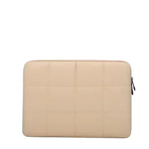 Custodia per laptop beige trapuntata con motivo a quadri e comoda cerniera laterale