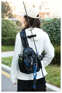 Modella che indossa una borsa a tracolla mimetica impermeabile per la pesca a spinning.