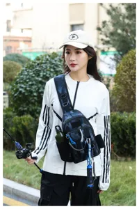 Modella con borsa da pesca mimetica multifunzionale con varie tasche e attrezzatura