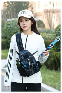 Modella asiatica indossa una borsa da pesca multifunzionale mimetica all'aperto