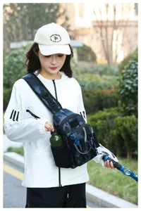 Modella asiatica indossa una borsa da pesca mimetica impermeabile e multifunzionale