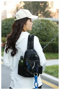 Vista posteriore di una borsa da pesca mimetica con attrezzi e porta borraccia