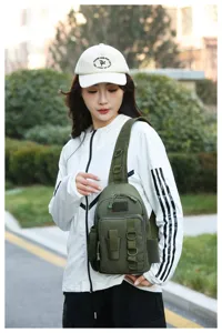 Modella che mostra una borsa da pesca tattica verde impermeabile in un parco all'aperto.