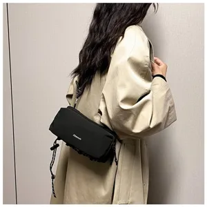 Detailaufnahme einer minimalistischen schwarzen Outdoor-Umhängetasche an einem Model