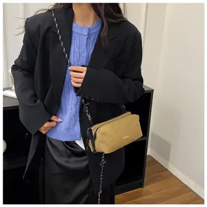 Detail der khakifarbenen Outdoor-Umhängetasche mit geflochtenem Riemen und Blazer