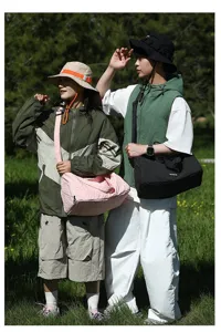 Photo de style de vie en plein air de modèles portant de grands sacs de voyage oxford